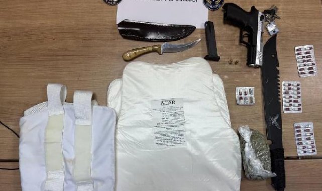 Baskın yapılan evde balistik yelek, tabanca ve uyuşturucu ele geçirildi; 6 gözaltı