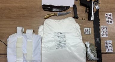 Baskın yapılan evde balistik yelek, tabanca ve uyuşturucu ele geçirildi; 6 gözaltı