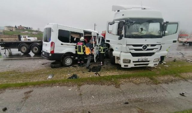 Batman'da minibüs ile TIR çarpıştı: 1 ölü, 4 yaralı