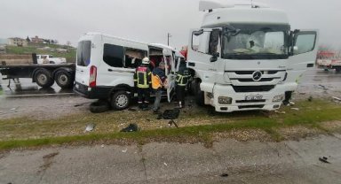Batman'da minibüs ile TIR çarpıştı: 1 ölü, 4 yaralı