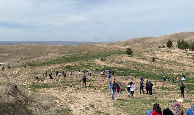 Batman'da yurtta kalan depremzedeler fidan dikti