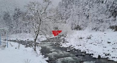 Bayburt ve Rize'de kar yağışı etkili oldu