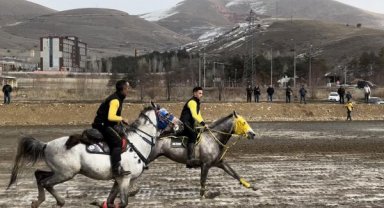 Bayburt'ta depremzede çocuklar cirit yarışı izledi, atlara bindi