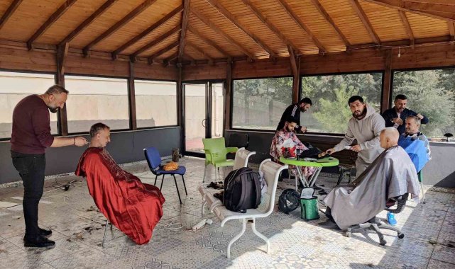 Bayburtlu berberler depremzedeler için deprem bölgesinde
