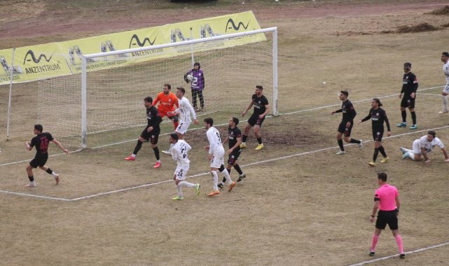 Bayburtspor 10 kişi kalan Isparta'ya 1-0 yenildi