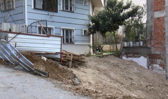 Bayrampaşa'da inşaat çalışması sırasında toprak kaydı, 4 katlı bina tahliye edildi