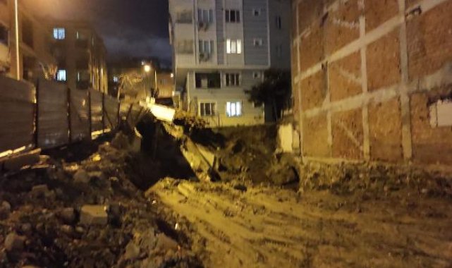 Bayrampaşa'da inşaatın istinat duvarı çöktü, tedbir amaçlı bir bina boşaltıldı