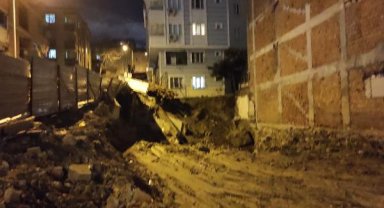 Bayrampaşa'da inşaatın istinat duvarı çöktü, tedbir amaçlı bir bina boşaltıldı