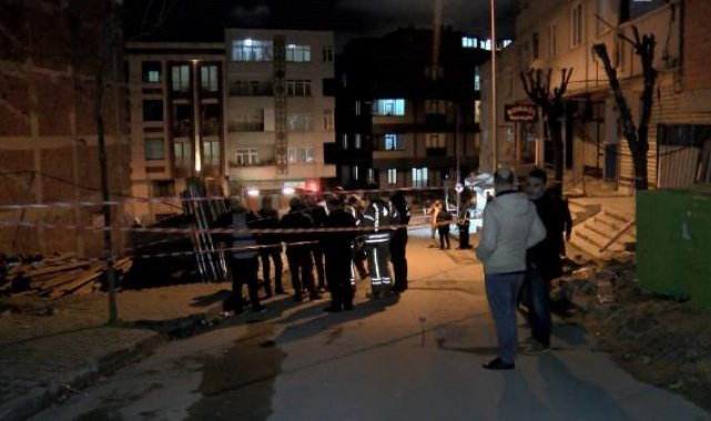 Bayrampaşa'da inşaatın istinat duvarı çöktü, tedbir amaçlı bir bina boşaltıldı