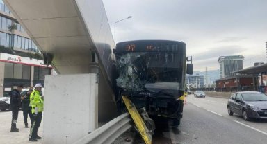 Belediye otobüsü üst geçit merdivenine çarptı: 5 yaralı; kaza anı kamerada
