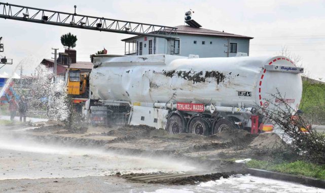 Benzin yüklü tanker devrildi, karayolu 6 saat trafiğe kapatıldı