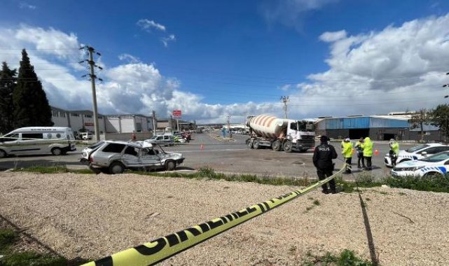 Beton mikseri otomobile çarptı; anne öldü, oğlu yaralandı