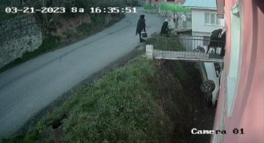 Beykoz'da otomobil apartman ile yol arasındaki boşluğa düştü