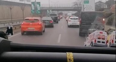 Beykoz'da sürücüler fermuar sistemi ile ambulansa yol verdi
