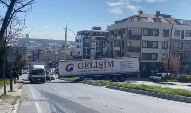 Beylikdüzü'nde kayan TIR dorsesi iki araca çarptı