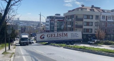 Beylikdüzü'nde kayan TIR dorsesi iki araca çarptı