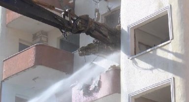 Beylikdüzü'nde kentsel dönüşüm kapsamında 211 daireli sitenin yıkımına başlandı