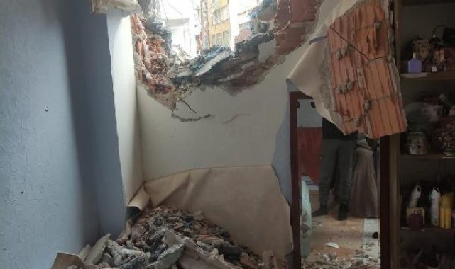 Beylikdüzü'nde yıkım sırasında yan binadaki dairenin duvarını yıktılar
