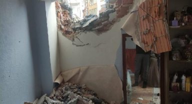 Beylikdüzü'nde yıkım sırasında yan binadaki dairenin duvarını yıktılar