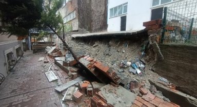 Beylikdüzün'de aşırı yağmur nedeniyle bahçe duvarı çöktü