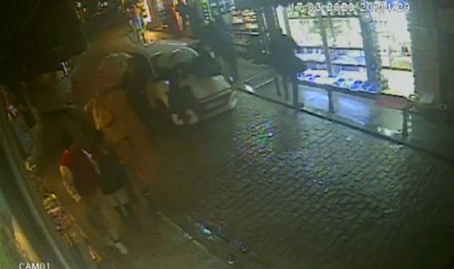 Beyoğlu'nda aracının kontrolünü kaybedip yayalara çarptı: kaza kamerada