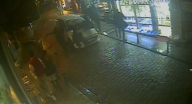 Beyoğlu'nda aracının kontrolünü kaybedip yayalara çarptı: kaza kamerada