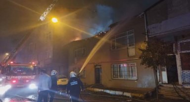 Beyoğlu'nda 2 katlı binanın çatısı  alev alev yandı
