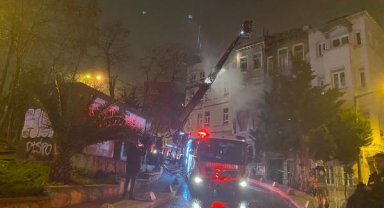 Beyoğlu'nda 4 katlı binada çıkan yangında mahsur kalanlar itfaiye ekipleri tarafından kurtarıldı