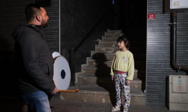 Beyoğlu'nda davulcular manilerinde depremzedeleri unutmadı