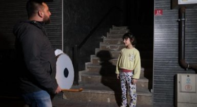 Beyoğlu'nda davulcular manilerinde depremzedeleri unutmadı