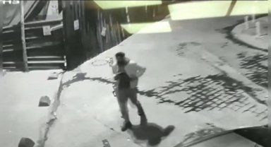 Beyoğlu'nda tanışma teklifini kabul etmedi, telefonunu alıp kaçtı