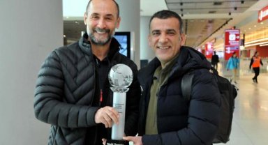 Bilardoda dünya şampiyonu olan Semih Saygıner ve Tayfun Taşdemir, yurda döndü
