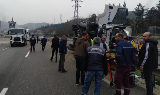 Bilecik'te kontrolden çıkan kamyon bariyerlere devrildi