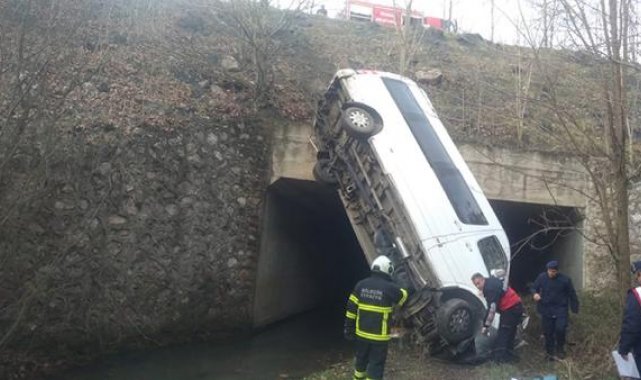 Bilecik'te minibüs, dere yatağına uçtu: 13 yaralı