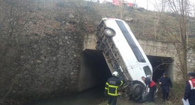 Bilecik'te minibüs, dere yatağına uçtu: 13 yaralı