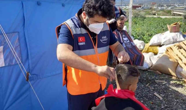 Bilecik'ten Hatay'a çocukları tıraş etmeye gittiler