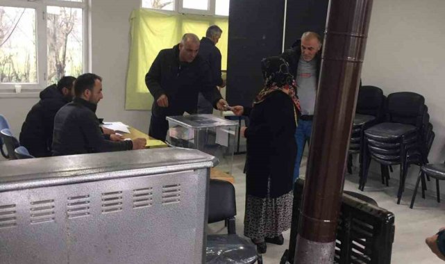 Bin üçyüz nüfuslu köy mahalle olmak için referanduma gitti