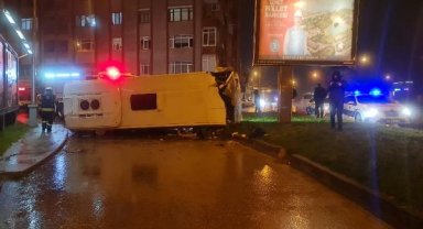 Bina duvarına çarpan midibüs devrildi: 1 yaralı