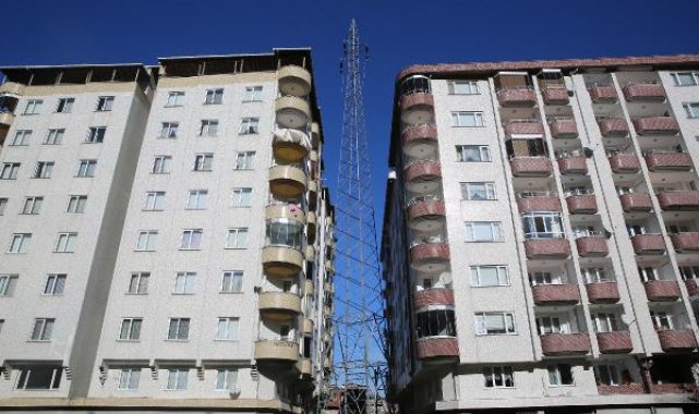 Binalar arasındaki yüksek gerilim hattı direği, vinçle kaldırıldı