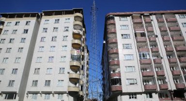 Binalar arasındaki yüksek gerilim hattı direği, vinçle kaldırıldı