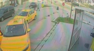 Bindikleri takside, "Tüm gün bize çalışacaksın" diyen şüphelilere meydan dayağı kamerada