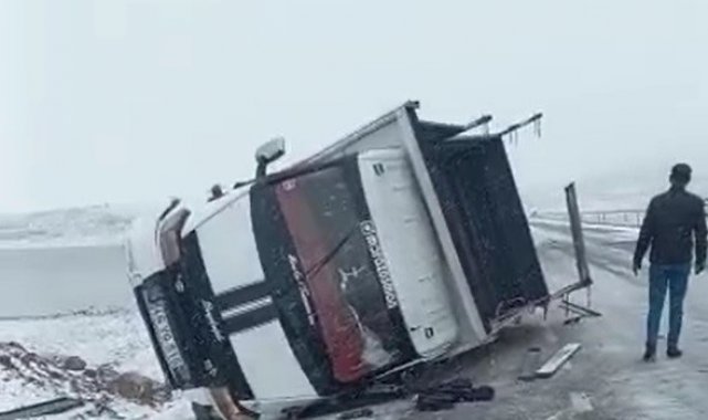 Bingöl'de kamyonet devrildi: 2 yaralı
