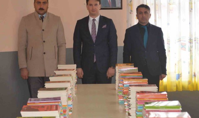 Bingöl'de köy okullarına kitap seti hediye edildi