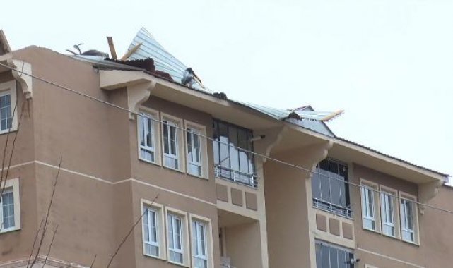 Bingöl'de kuvvetli rüzgar binaların çatılarını uçurdu: 1 yaralı
