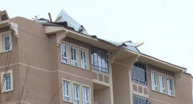 Bingöl'de kuvvetli rüzgar binaların çatılarını uçurdu: 1 yaralı