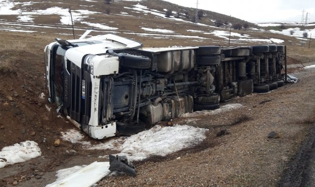 Bingöl'de tır devrildi: 1 yaralı