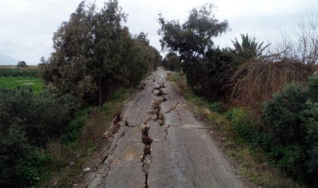 Bir insanın girebileceği yoldaki yarıklar, kamerada