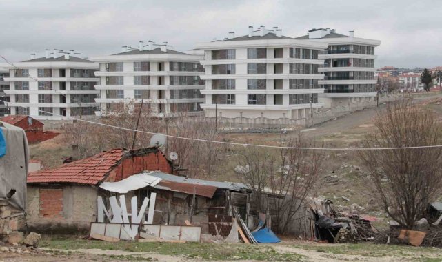 Bir yanda milyonluk evler diğer yanda viraneler