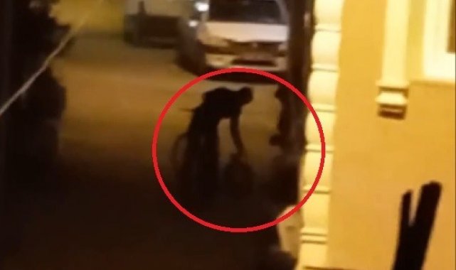 Bisikletli yakıt hırsızları, tesadüfen uyanan vatandaşın bağırmasıyla böyle kaçtı