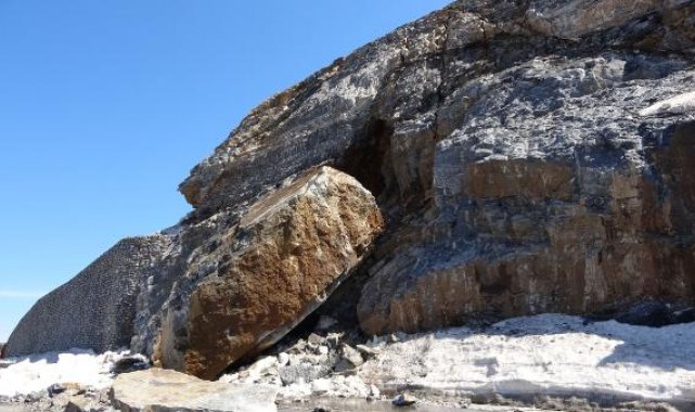 Bitlis-Tatvan kara yolu, düşen dev kaya nedeniyle 1 saat trafiğe kapalı kaldı